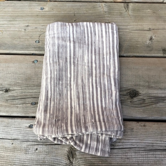 Grey + White Stripped Infinity Scarf AMERICAN EAGLE OUTFITTERS - Picture 2 of 4